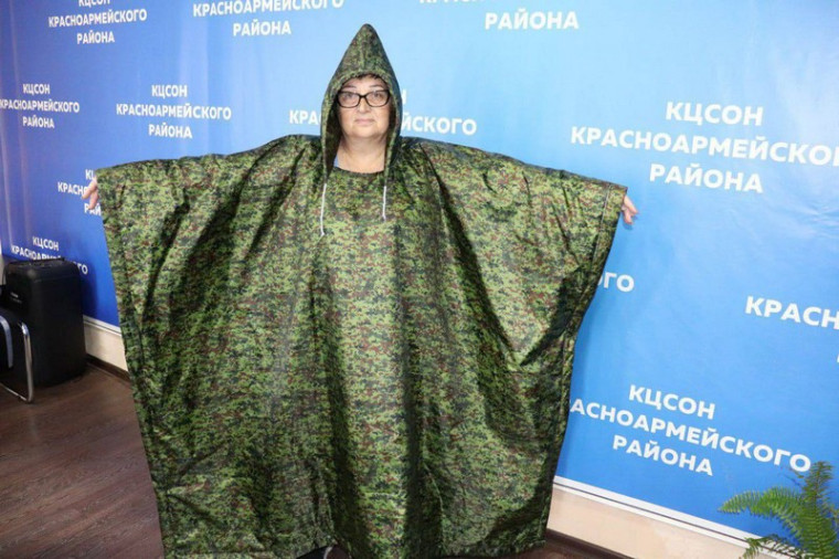 Красноармейские «серебряные» волонтеры шьют плащи, защищающие от тепловизоров. Красноармейские «серебряные» волонтеры шьют плащи, защищающие от тепловизоров.