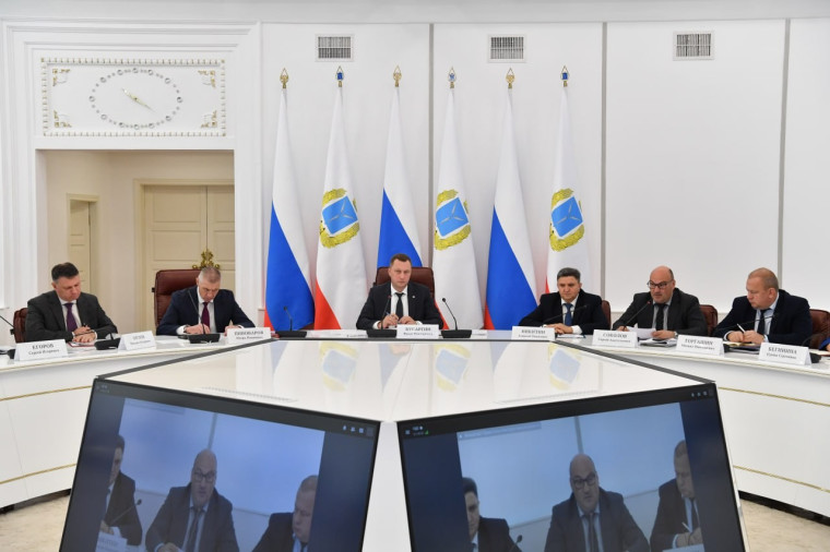 Губернатор Роман Бусаргин провёл постоянно действующее совещание с зампредами и министрами Правительства области, а также главами районов. Губернатор Роман Бусаргин провёл постоянно действующее совещание с зампредами и министрами Правительства области, а также главами районов.
