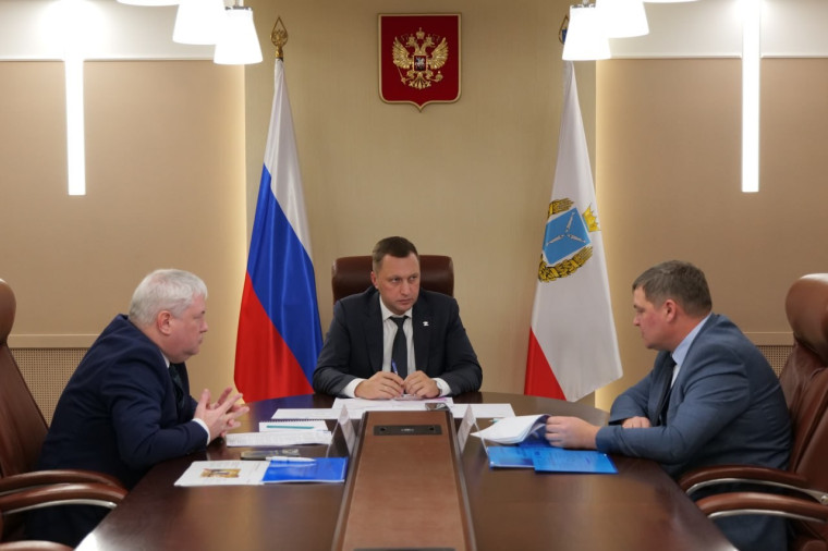 Губернатор провел встречу с ректором СГМУ имени В.И. Разумовского Андреем Ереминым и министром здравоохранения области Владимиром Дудаковым. Губернатор провел встречу с ректором СГМУ имени В.И. Разумовского Андреем Ереминым и министром здравоохранения области Владимиром Дудаковым.