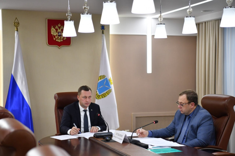 Губернатор провел совещание, посвященное программе переселения граждан из аварийного жилья в области. Губернатор провел совещание, посвященное программе переселения граждан из аварийного жилья в области.