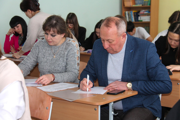 Глава района Александр Зотов принял участие во Всероссийской просветительской акции «Большой этнографический диктант»,. Глава района Александр Зотов принял участие во Всероссийской просветительской акции «Большой этнографический диктант»,.