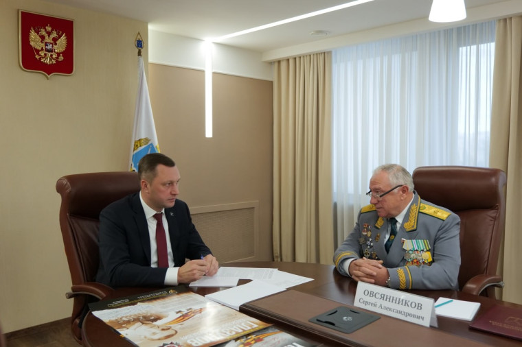 Губернатор Роман Бусаргин провел встречу с председателем областного Совета ветеранов Сергеем Овсянниковым. Губернатор Роман Бусаргин провел встречу с председателем областного Совета ветеранов Сергеем Овсянниковым.
