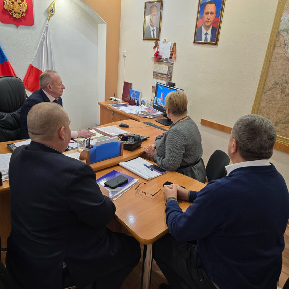 Александр Зотов совместно с заместителями принимает участие в совещании, которое посредством видеоконференцсвязи проводит Роман Бусаргин. Александр Зотов совместно с заместителями принимает участие в совещании, которое посредством видеоконференцсвязи проводит Роман Бусаргин.