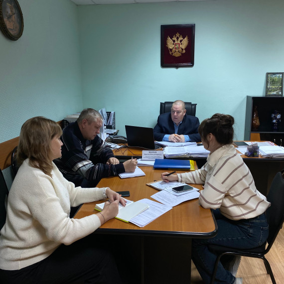 Заместитель главы администрации Максим Норов, курирующий сферу ЖКХ проводит ежедневную утреннюю планерку с начальниками. Заместитель главы администрации Максим Норов, курирующий сферу ЖКХ проводит ежедневную утреннюю планерку с начальниками.
