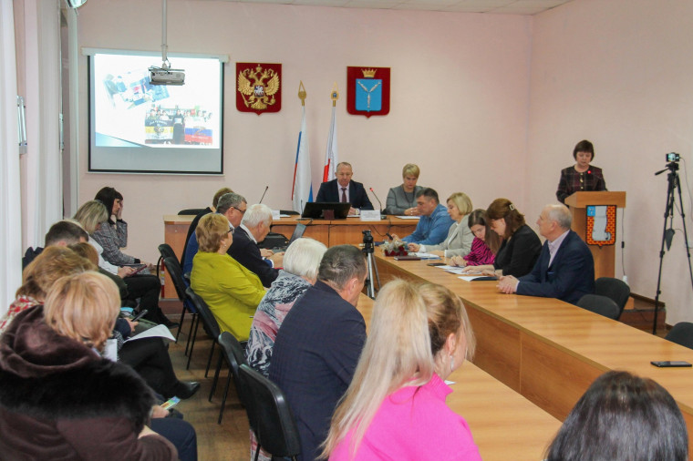 В зале заседаний районной администрации под председательством главы района Александра Зотова прошло собрание постоянно действующего совещания. В зале заседаний районной администрации под председательством главы района Александра Зотова прошло собрание постоянно действующего совещания.