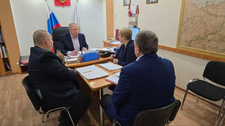 Глава района Александр Зотов проводит ежедневную утреннюю планерку. Глава района Александр Зотов проводит ежедневную утреннюю планерку.
