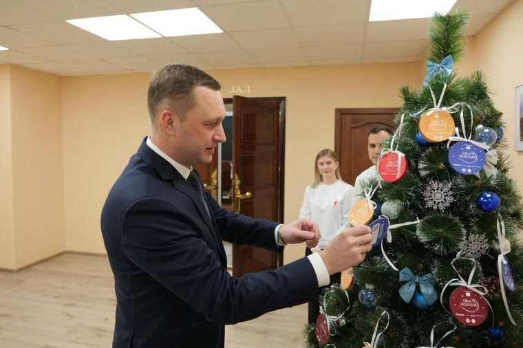 В Правительстве области также стартовала добрая традиционная акция «Ёлка желаний». В Правительстве области также стартовала добрая традиционная акция «Ёлка желаний».