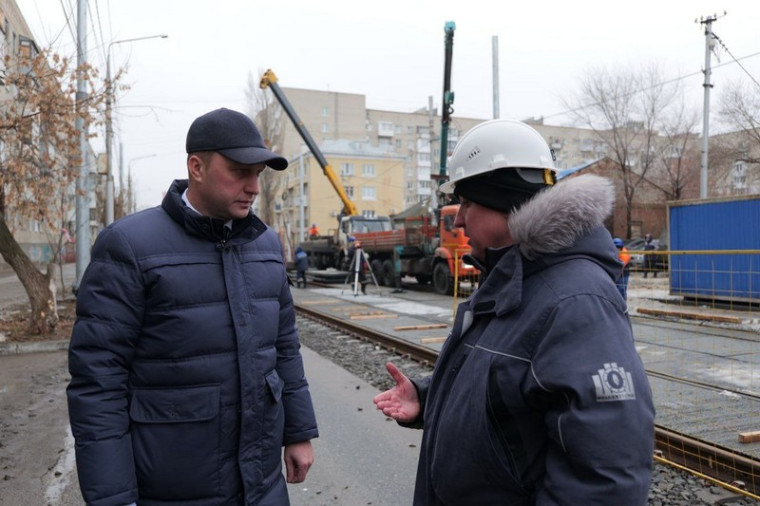 Роман Бусаргин сегодня на строительных площадках встретился с подрядчиками по реконструкции трамвайной сети. Роман Бусаргин сегодня на строительных площадках встретился с подрядчиками по реконструкции трамвайной сети.