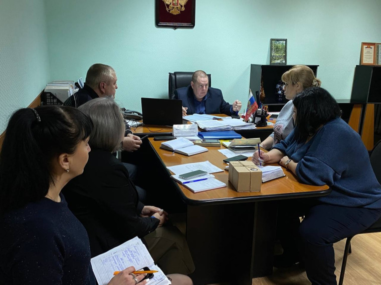 Максим Норов проводит ежедневное утреннее совещание. Максим Норов проводит ежедневное утреннее совещание.