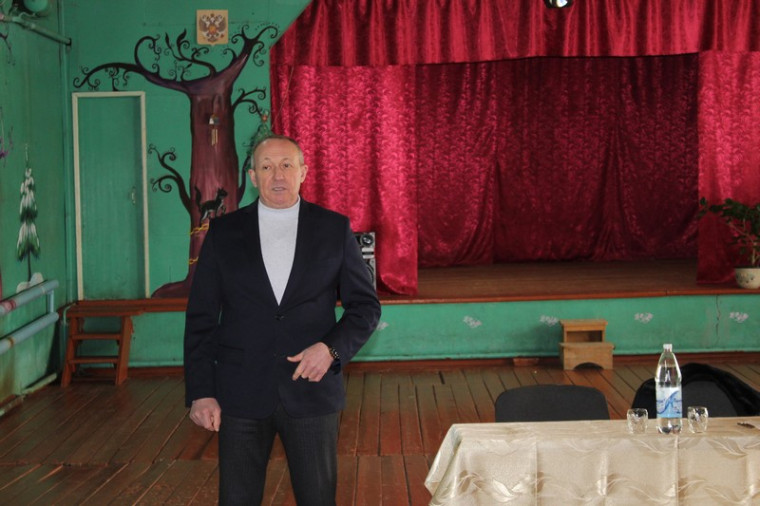 Глава района Александр Зотов провел встречу с жителями села Меловое. Глава района Александр Зотов провел встречу с жителями села Меловое.