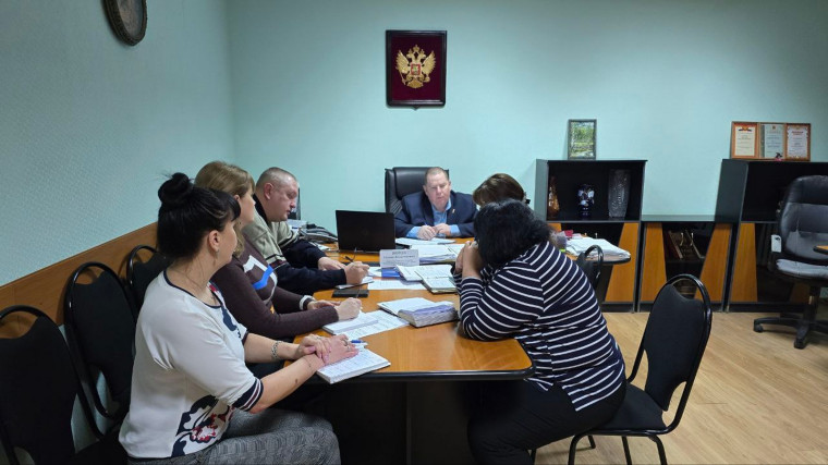 Максим Норов проводит ежедневное утреннее совещание. Максим Норов проводит ежедневное утреннее совещание.