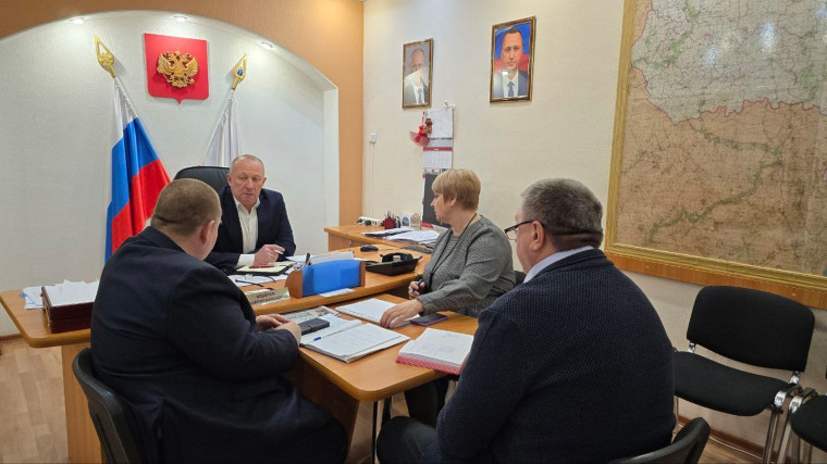 Александр Зотов проводит утреннее совещание с заместителями. Александр Зотов проводит утреннее совещание с заместителями.