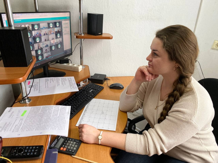 Ангелина Болотина принимает участие в совещании посредством видеоконференцсвязи. Ангелина Болотина принимает участие в совещании посредством видеоконференцсвязи.