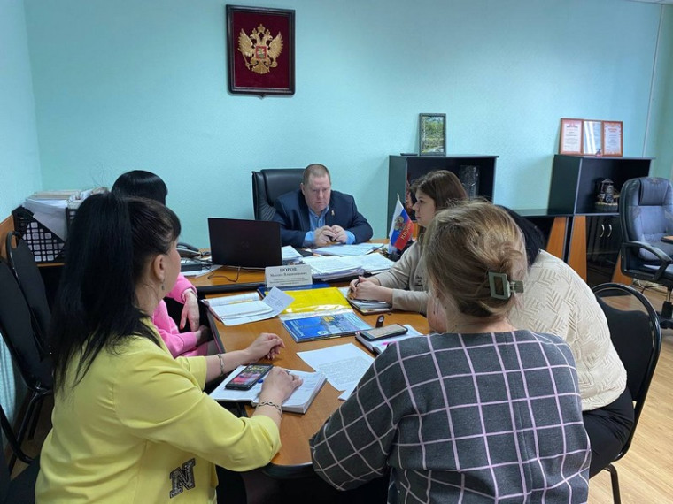 Максим Норов проводит ежедневное утреннее совещание. Максим Норов проводит ежедневное утреннее совещание.