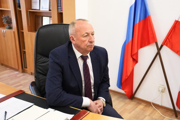Александр Зотов принимает участие в заседании постоянно действующего совещания, которое проходит под председательством губернатора. Александр Зотов принимает участие в заседании постоянно действующего совещания, которое проходит под председательством губернатора.
