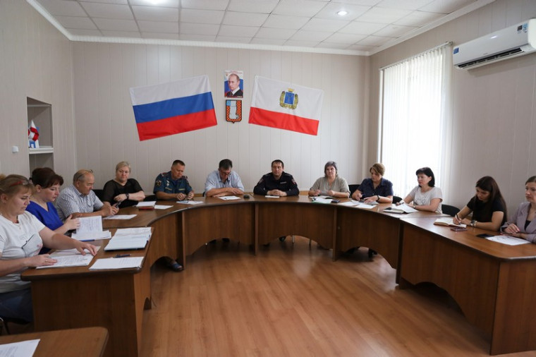 В Красноармейске прошло заседание комиссии по делам несовершеннолетних и защите их прав. В Красноармейске прошло заседание комиссии по делам несовершеннолетних и защите их прав.
