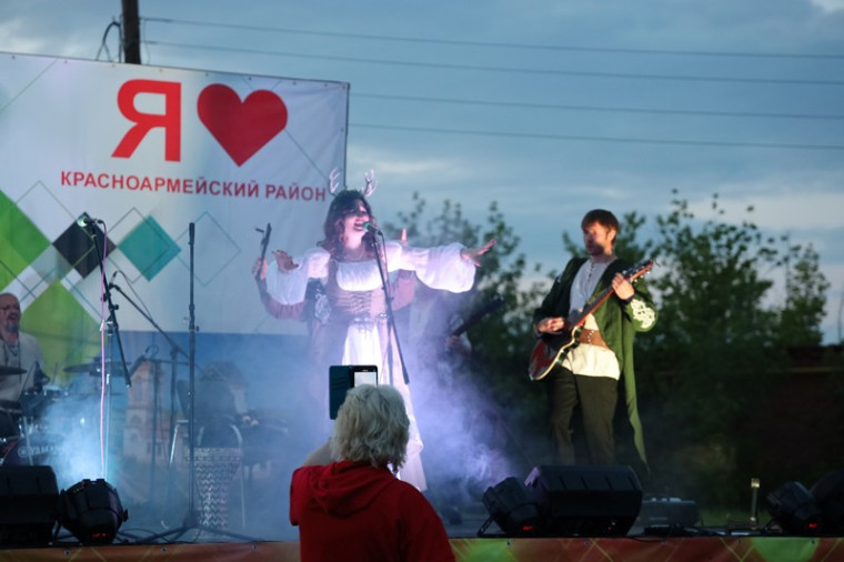 Вечером выступили артисты из Саратова - группа Samhain's Bread. Вечером выступили артисты из Саратова - группа Samhain's Bread.