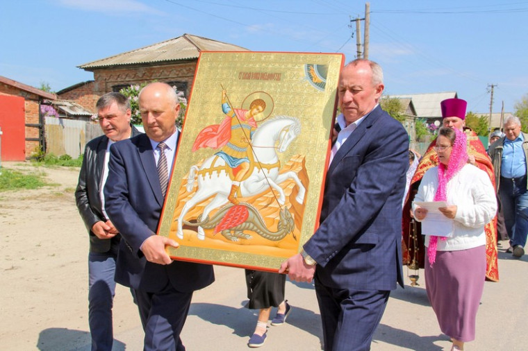 Глава района Александр Зотов принял участие в Крестном ходе, который прошёл в селе Золотое. Глава района Александр Зотов принял участие в Крестном ходе, который прошёл в селе Золотое.