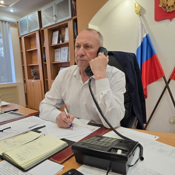 Глава района Александр Зотов сегодня провел "горячую линию". Глава района Александр Зотов сегодня провел "горячую линию".