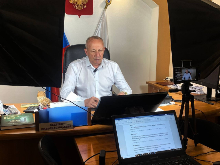Глава района Александр Зотов провёл очередную «Прямую линию». Глава района Александр Зотов провёл очередную «Прямую линию».