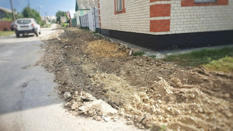 Рабочие приступили к подготовительным работам по обустройству тротуара на улице Московская. Рабочие приступили к подготовительным работам по обустройству тротуара на улице Московская.