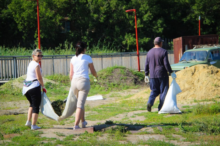 Уборка территории Козьего парка.