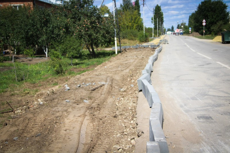 На улице Калинина продолжаются работы по установке тротуаров.