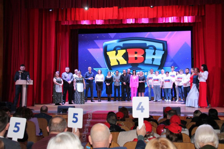 Фото выступления команд в игре-КВН В гостях у сказки.