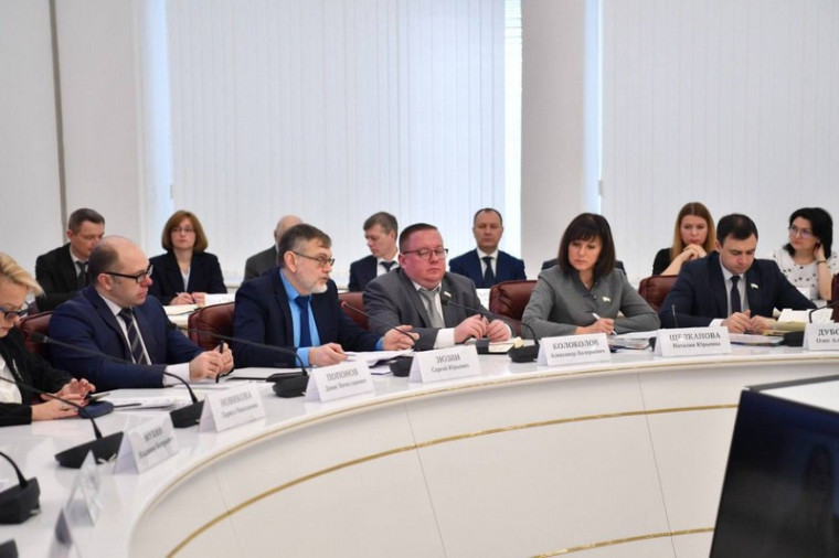 Губернатор Роман Бусаргин провел постоянно действующее совещание с зампредами и министрами Правительства, а также главами районов.