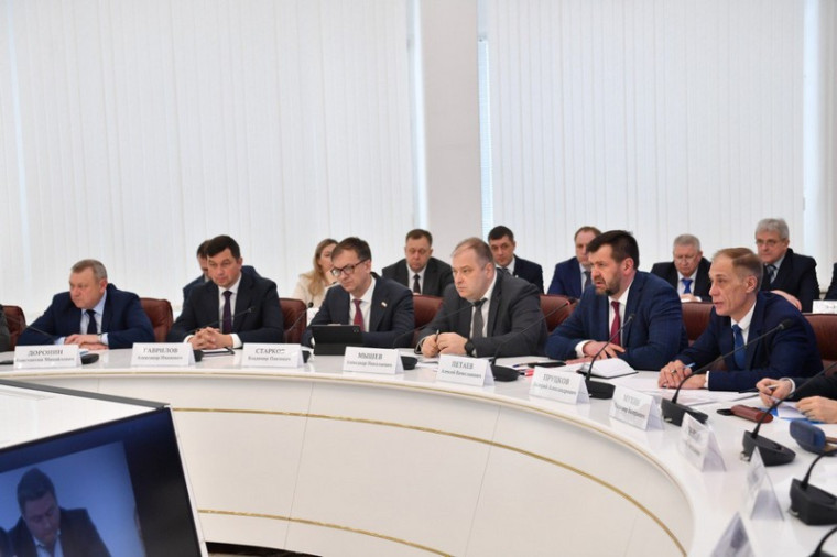 Губернатор Роман Бусаргин провел постоянно действующее совещание с зампредами и министрами Правительства, а также главами районов.