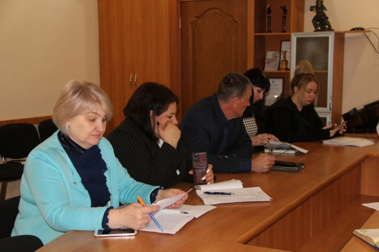 Александр Зотов принимает участие в заседании постоянно действующего совещания.
