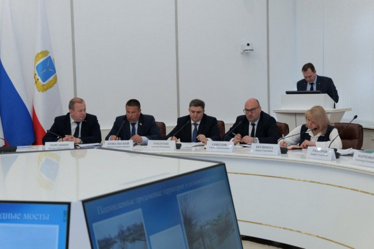 Роман Бусаргин провел постоянно действующее совещание с зампредами и министрами Правительства области.