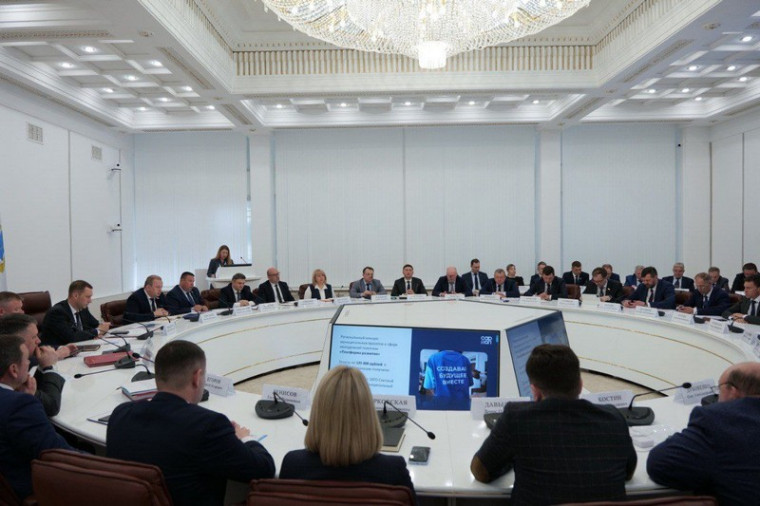 Роман Бусаргин провел постоянно действующее совещание с зампредами и министрами Правительства области.