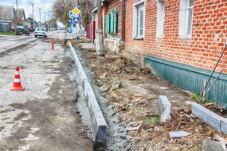 В Красноармейске продолжаются работы по установке тротуара.
