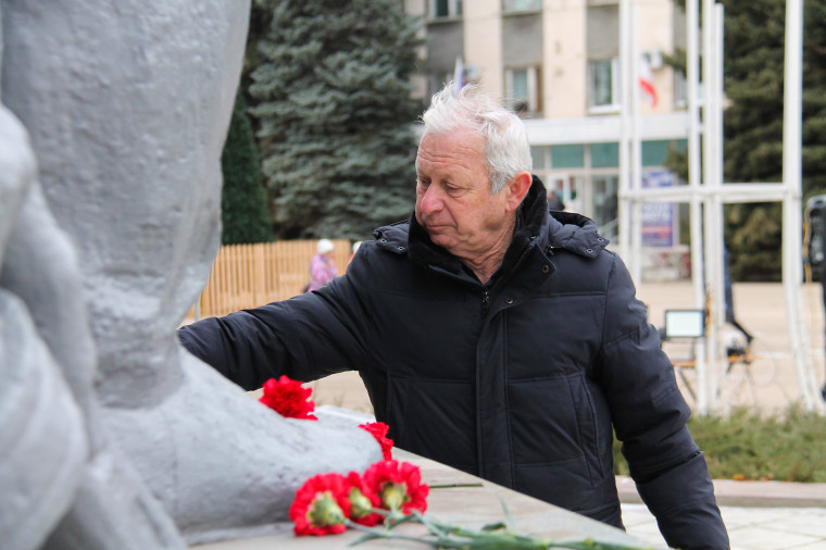Фото памятного мероприятия, посвященного Дню неизвестного солдата.
