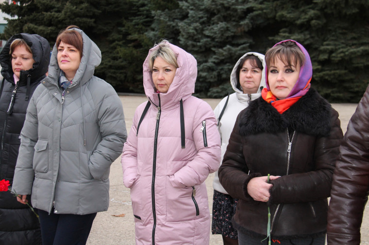 Фото памятного мероприятия, посвященного Дню неизвестного солдата.
